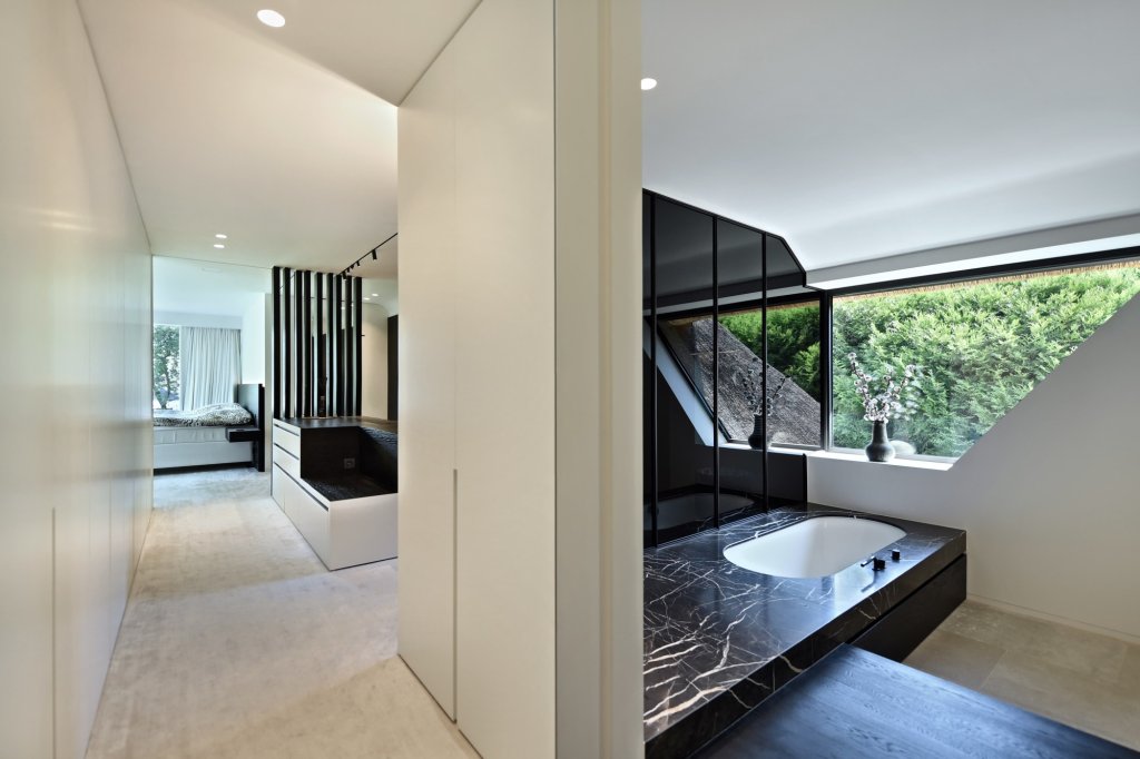 Badkamer uit natuursteen marmer Temporary Brown.