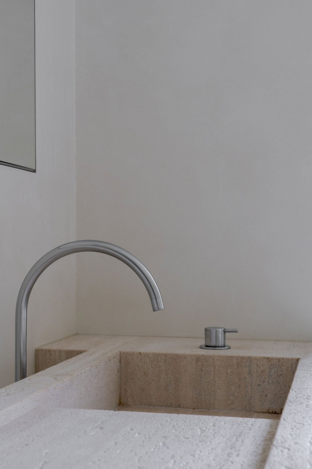 Lavabomeubel uit natuursteen travertijn travertino navona.