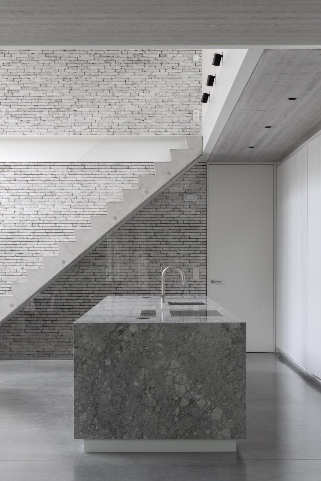 Keukeneiland met werkblad uit natuursteen kwartsiet Super Calacatta White.