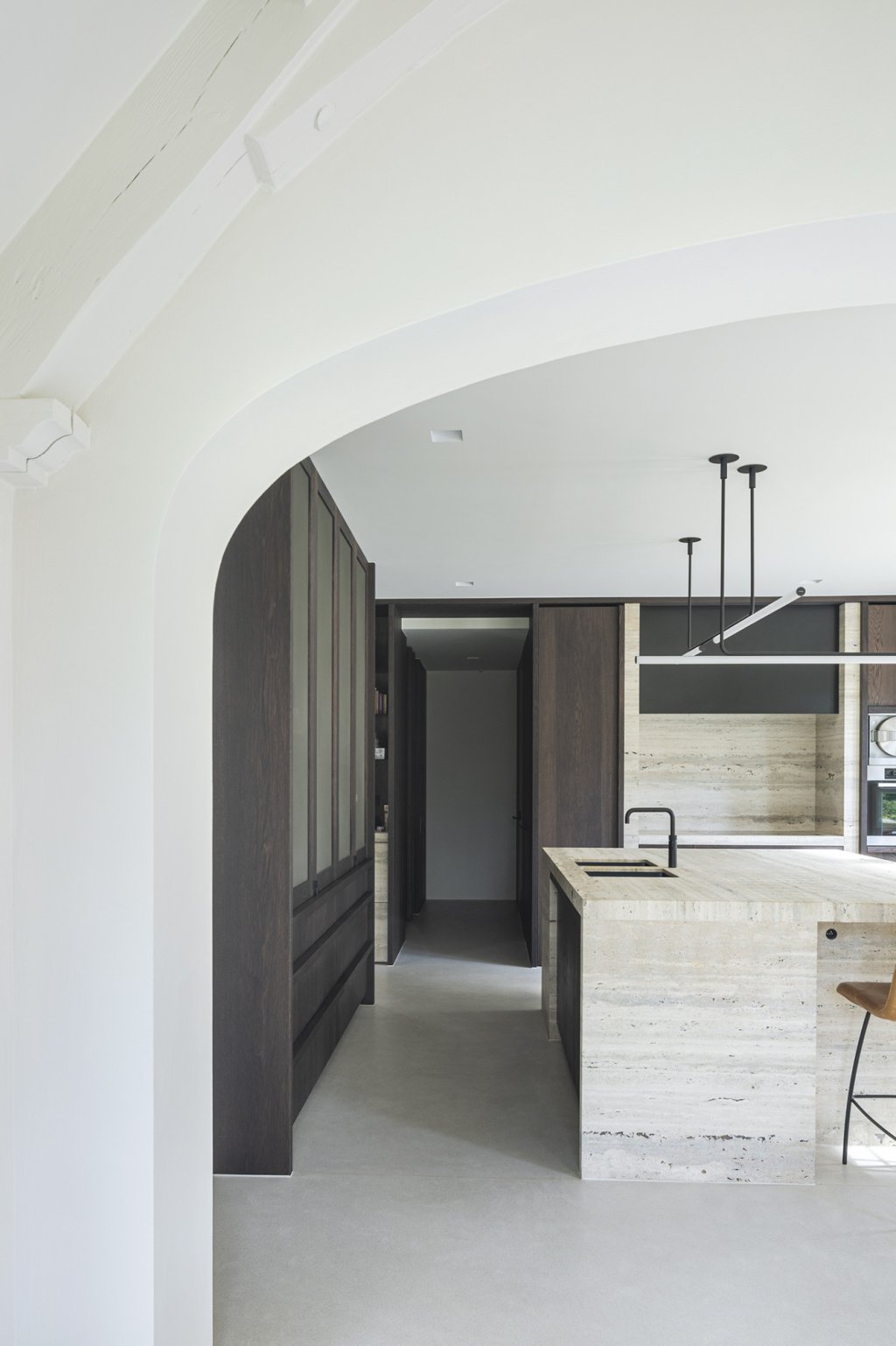 Keuken met werkbladen en neerkanten uit natuursteen travertino silver romano.