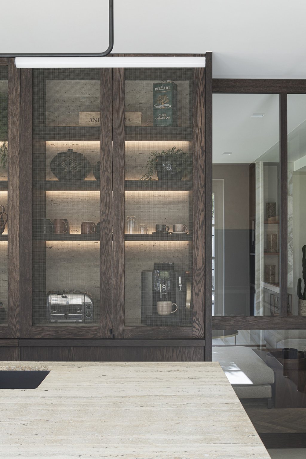 Keuken met werkbladen en neerkanten uit natuursteen travertino silver romano.