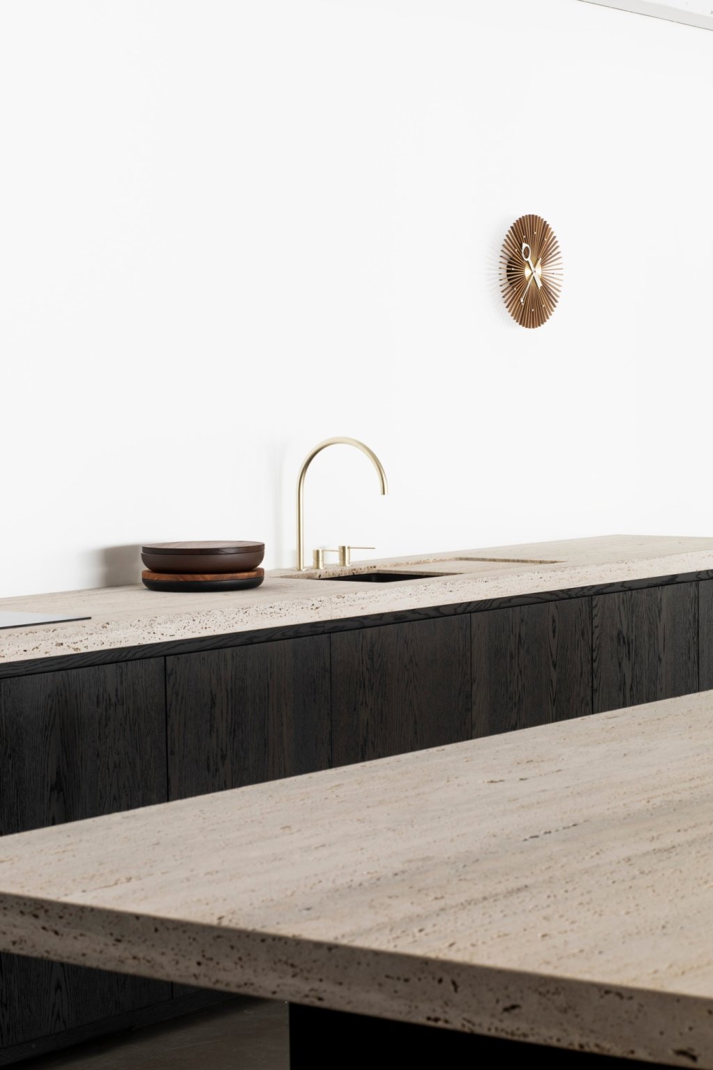 Toonzaalkeuken bij Master Meubel in natuursteen Travertino Silver Romano.