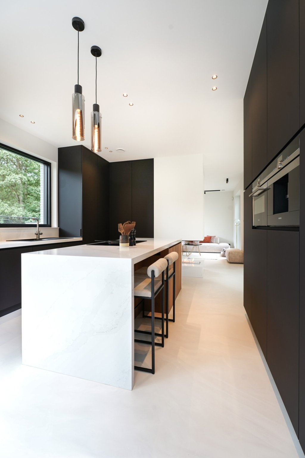 Keuken met werkbladen uit composiet Silestone Calacatta Gold.