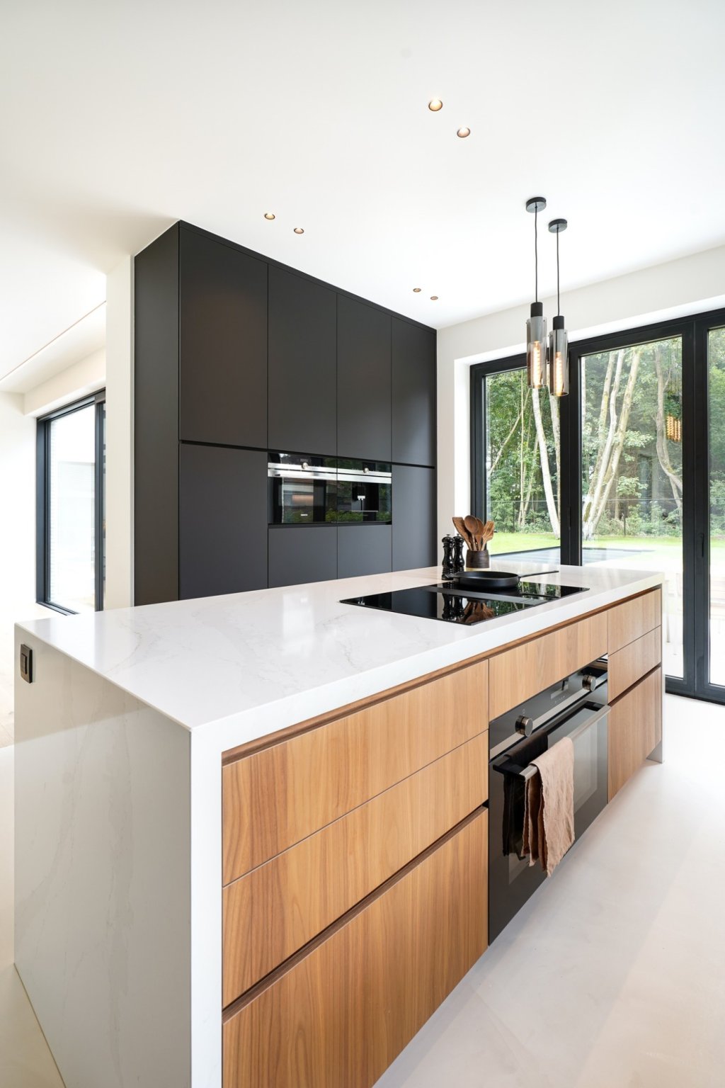 Keuken met werkbladen uit composiet Silestone Calacatta Gold.