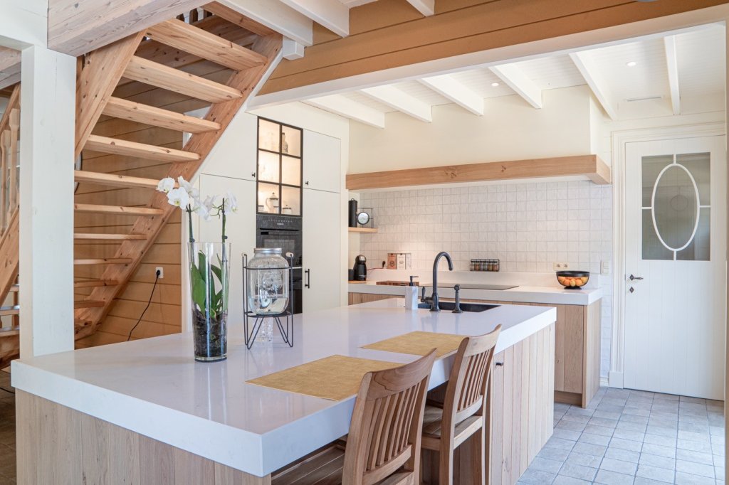 Keuken met werkbladen uit composiet Caesarstone Frosty Carrina.