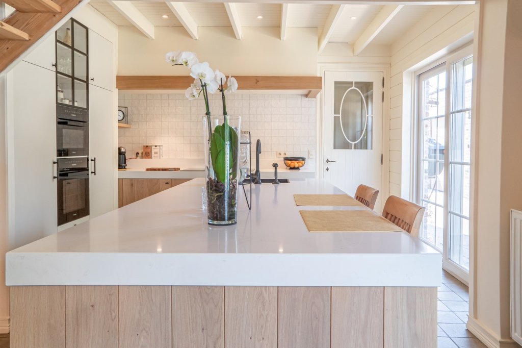 Keuken met werkbladen uit composiet Caesarstone Frosty Carrina.