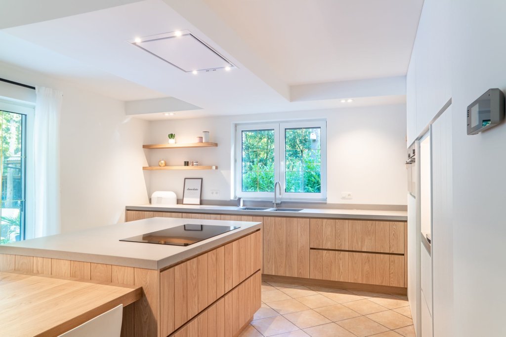 Keuken met werkbladen in composiet Caesarstone 4004 Raw Concrete.