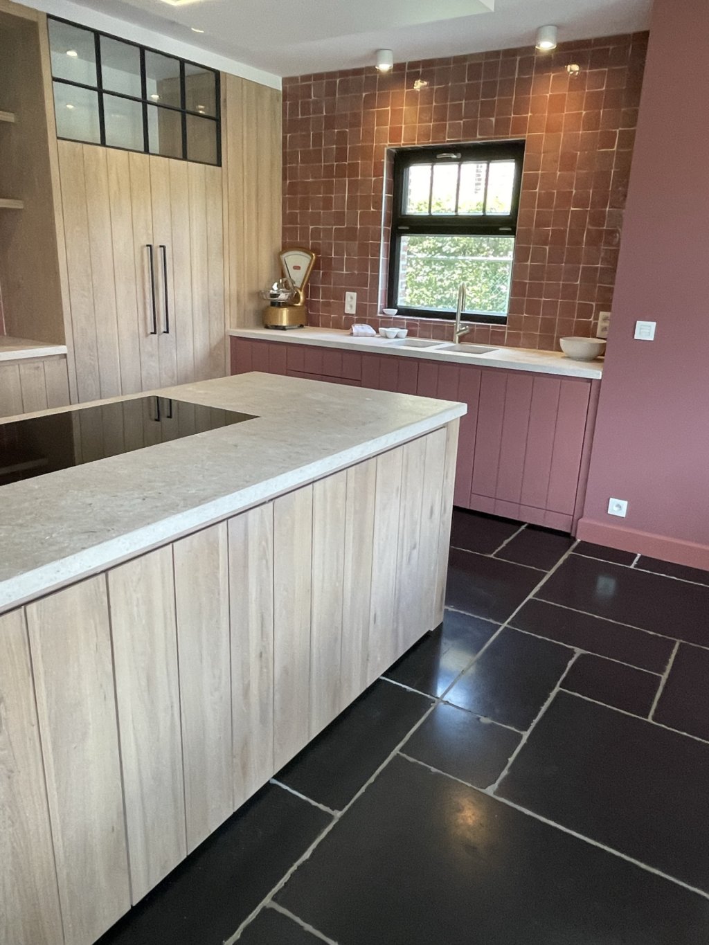 Keuken met werkbladen uit natuursteen witsteen luget.