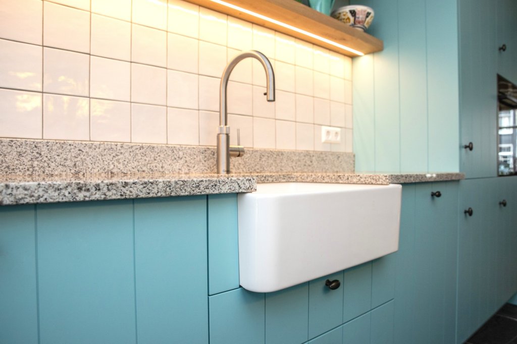 Keuken met werkbladen uit natuursteen graniet bianco cristal.