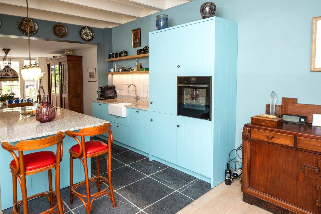 Keuken met werkbladen uit natuursteen graniet bianco cristal.