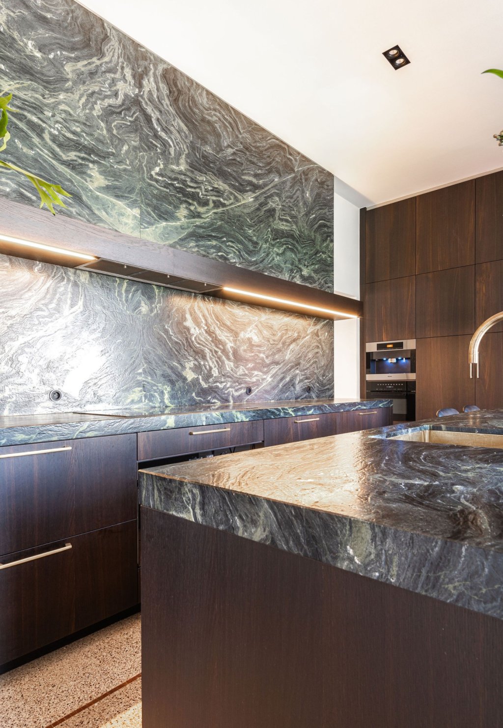 Keuken met werkbladen uit natuursteen kwartsiet verde esperanza.