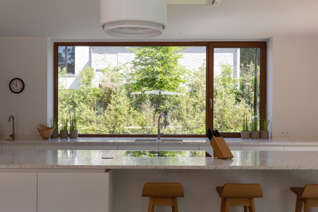 Keuken met werkblad uit natuursteen terrazzo bomarbre multicolor pastel.